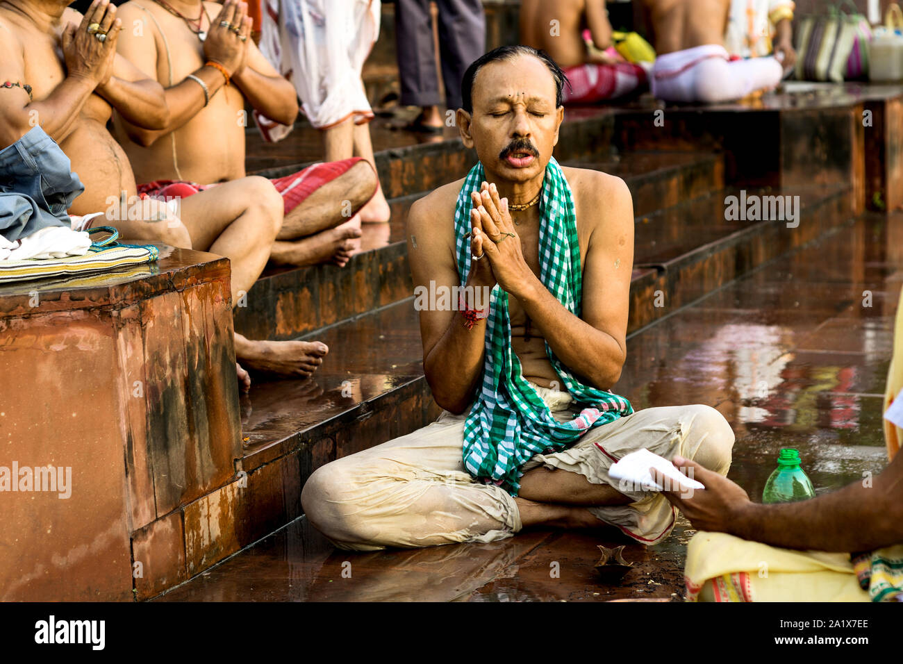 Dans les heures précédant l'aube les gens prient pour leurs proches, prendre à bail les trempettes saint dans le Gange à la fin de Pitri. Poksha Ce rituel est connu comme 'Tarpan'. Banque D'Images