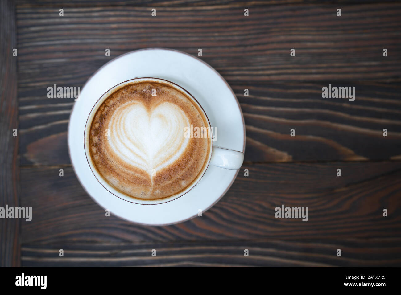 Un délicieux café sur la vieille table en bois avec forme de coeur Banque D'Images