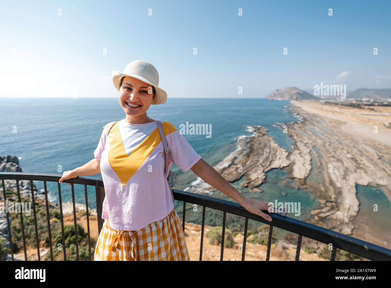 Jeune femme sur la falaise d'une impressionnante vue sur la mer Banque D'Images