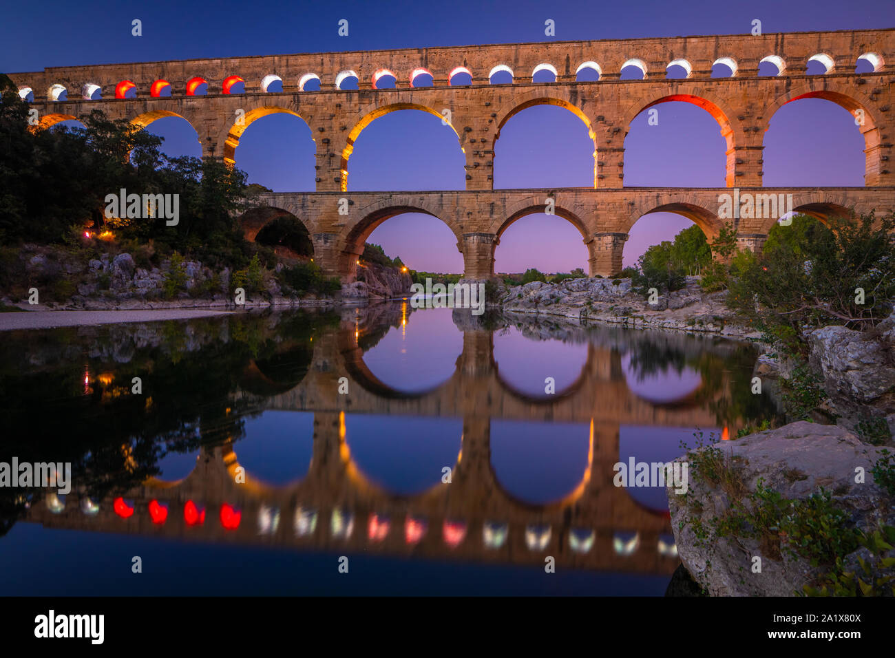 Le Pont du Gard est un aqueduc dans le sud de la France, dans la province de Provence, construit par l'Empire romain, et situé dans la région de Castillon-du-Gard sw Banque D'Images