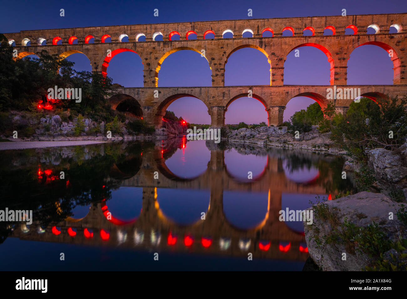 Le Pont du Gard est un aqueduc dans le sud de la France, dans la province de Provence, construit par l'Empire romain, et situé dans la région de Castillon-du-Gard sw Banque D'Images