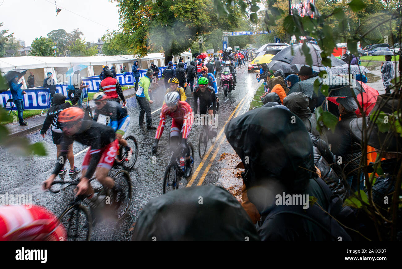 Fans de regarder les cyclistes passent dans Heavy Rain sur dernière journée de Championnats du Monde UCI, Harrogate, Royaume-Uni, le 29 septembre 2019 Banque D'Images