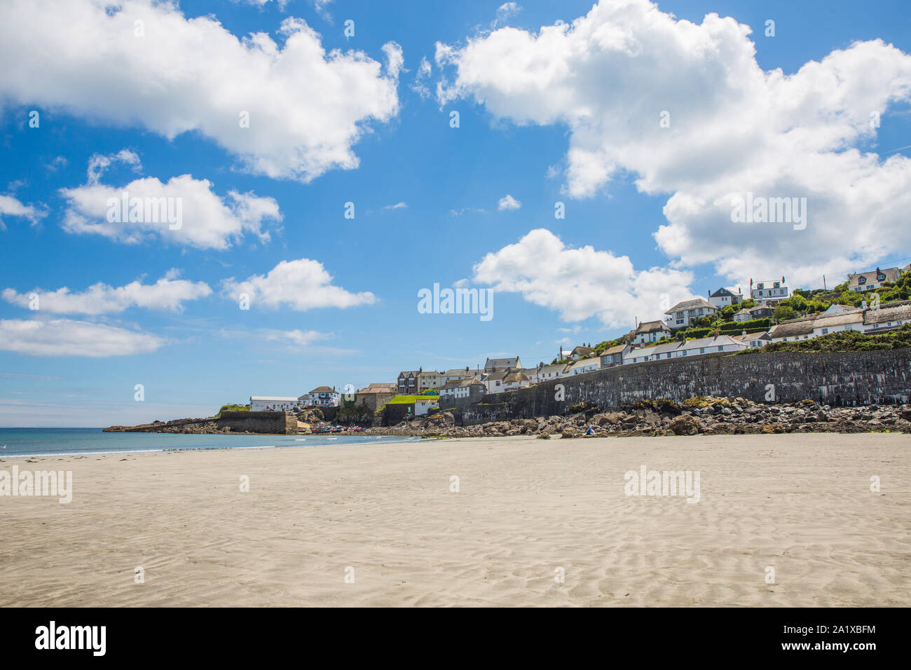 Le pittoresque village de pêcheurs de Cornouailles Coverack, UK montrant la plage de sable blanc et de pittoresques cottages côtiers, cette ligne le front de cette popula Banque D'Images