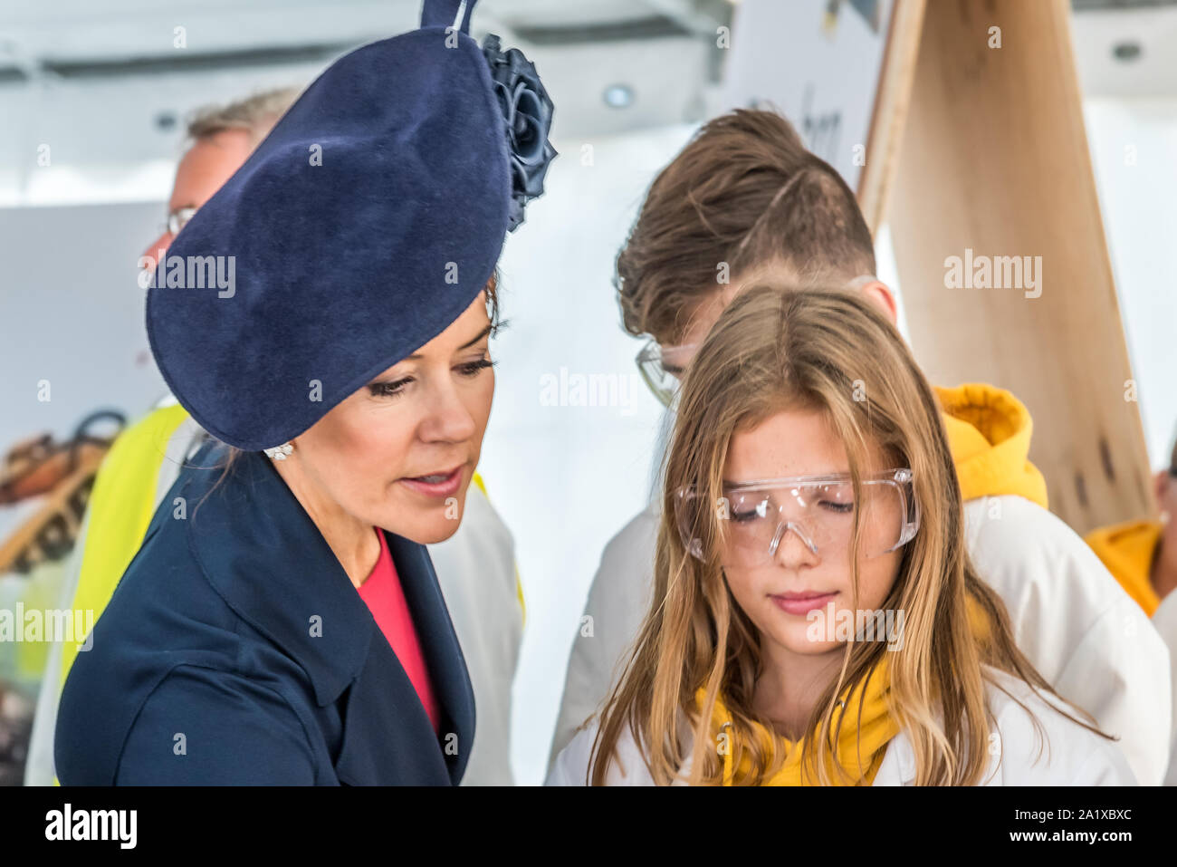 La princesse Mary et une jeune fille dans la tente pour enfants lors de l'inauguration du nouveau pont à Frederikssund, Danemark, le 28 septembre 2019 Banque D'Images