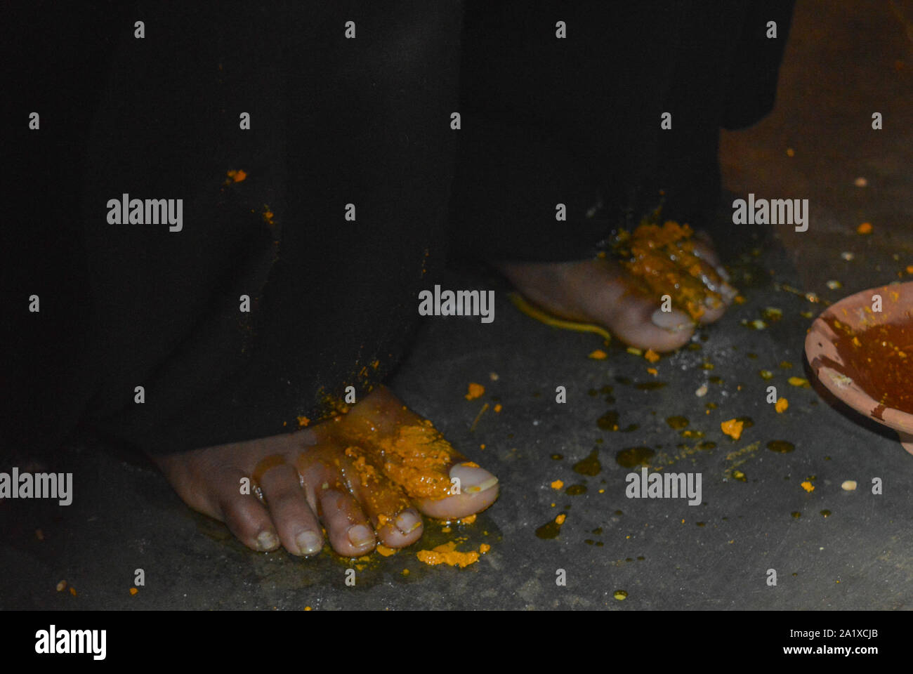 Photo de gros plan sur pieds mariée haldi(curcuma) Cérémonie à l'un des rituels dans mariage indien. Banque D'Images