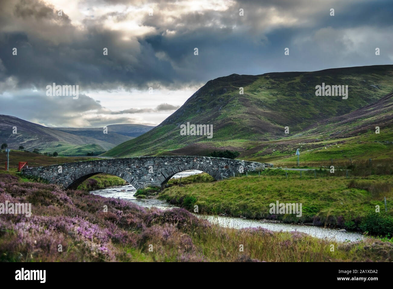Glen Clunie et vallée du Fraser Pont sur l'eau Clunie. Royal Deeside près de Braemar et Ballater, dans l'Aberdeenshire, Ecosse, Royaume-Uni Banque D'Images