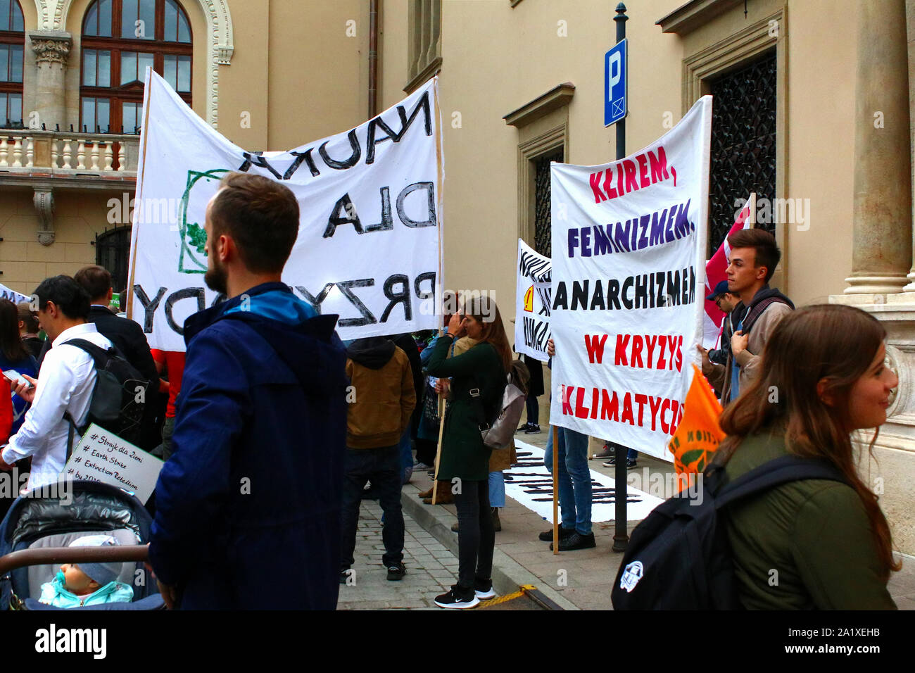 Des foules de poteaux traversé rues de la vieille ville de Cracovie, à une manifestation organisée dans le cadre du climat mondial grève, Cracovie le 27 septembre 2019 en Banque D'Images