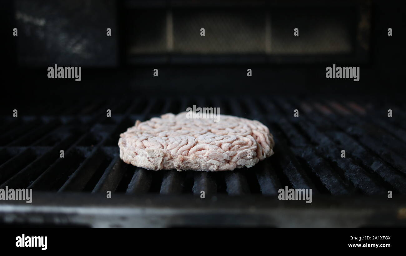 Pâtés de Bœuf congelé sur le grill. Pâtés de Bœuf congelés cuits sur le gril Banque D'Images