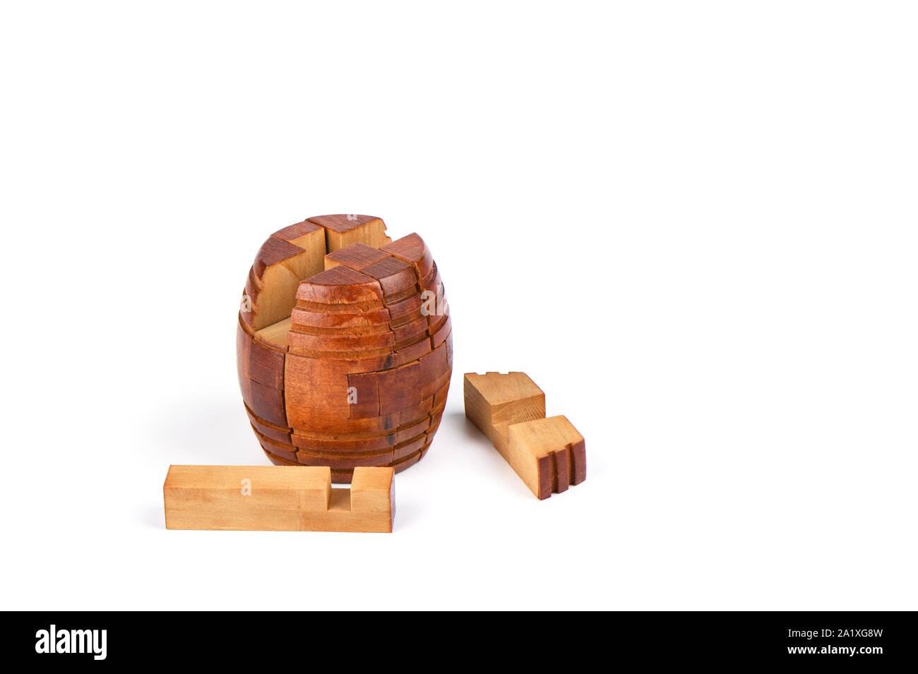 Le puzzle en bois baril isolé sur un fond blanc. Casse-tête du fourreau est  l'un des Japonais Kumiki les jouets. Puzzle concept. Copier l'espace Photo  Stock - Alamy