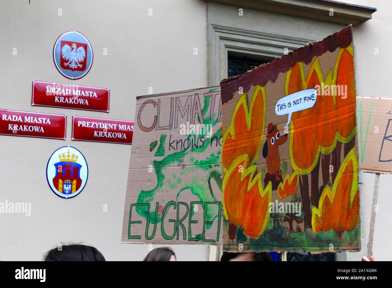 Des foules de poteaux traversé rues de la vieille ville de Cracovie, à une manifestation organisée dans le cadre du climat mondial grève, Cracovie le 27 septembre 2019 en Banque D'Images