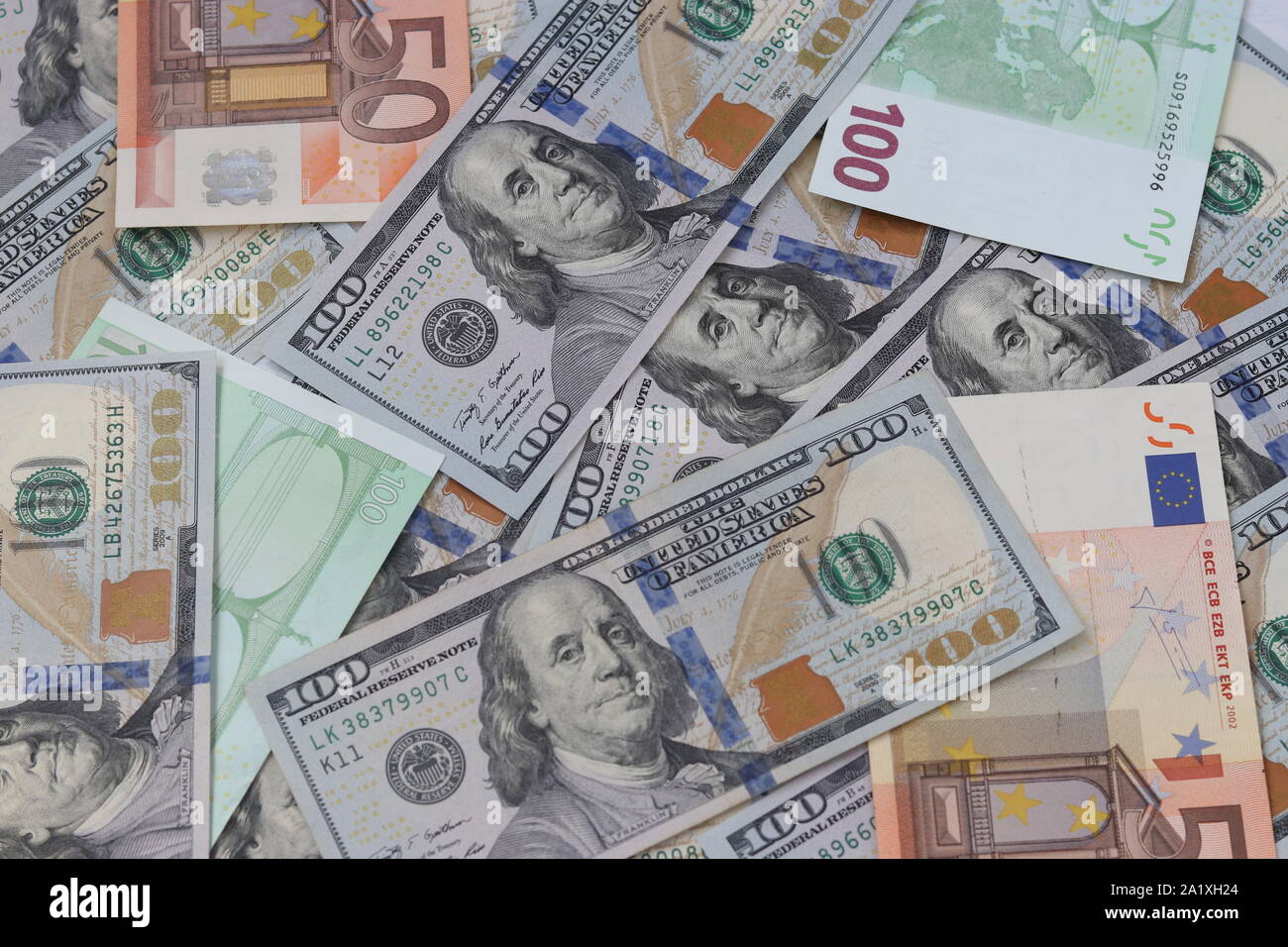 Billets de cent dollars américains, les billets de 100 et 50 euros, contexte de l'argent Banque D'Images