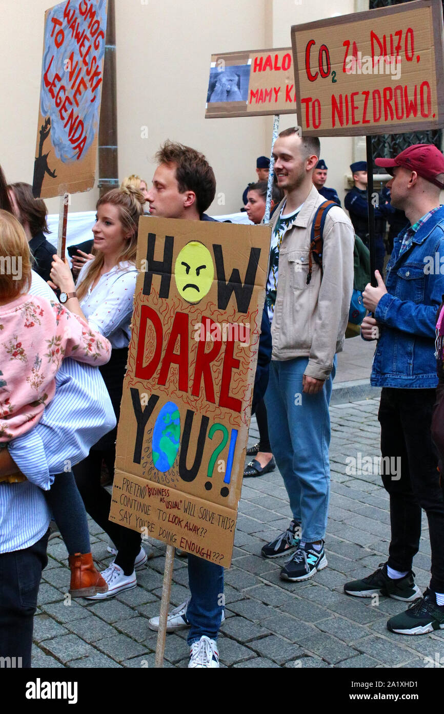 Des foules de poteaux traversé rues de la vieille ville de Cracovie, à une manifestation organisée dans le cadre du climat mondial grève, Cracovie le 27 septembre 2019 en Banque D'Images