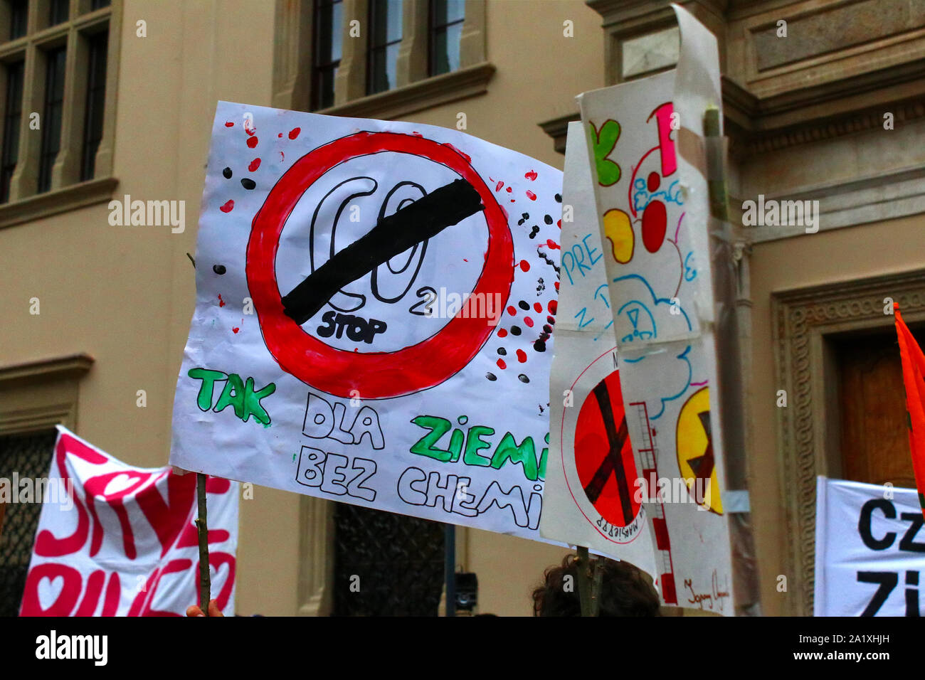 Des foules de poteaux traversé rues de la vieille ville de Cracovie, à une manifestation organisée dans le cadre du climat mondial grève, Cracovie le 27 septembre 2019 en Banque D'Images