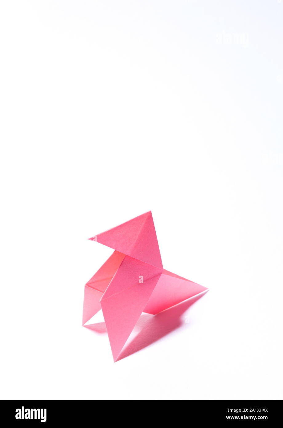 Papier origami oiseau rose classique avec de l'espace libre pour le texte  sur le côté supérieur, haut grande taille et texture cartoon Photo Stock -  Alamy