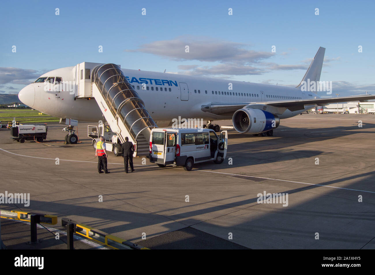 Glasgow, Royaume-Uni. 28 septembre 2019. Sur la photo : Boeing 767-300 de l'est l'aire d'atterrissage juste après. À la suite de l'effondrement immédiat de l'agence de voyage Thomas Cook, l'opération Matterhorn est toujours plein à l'aéroport de Glasgow. La prise de mise en fourrière et Thomas Cook avions ont été transférés dans un quartier calme de l'aérodrome pour faire place à la grande flotte corps nécessaires pour l'opération Matterhorn. Colin Fisher/CDFIMAGES.COM Banque D'Images