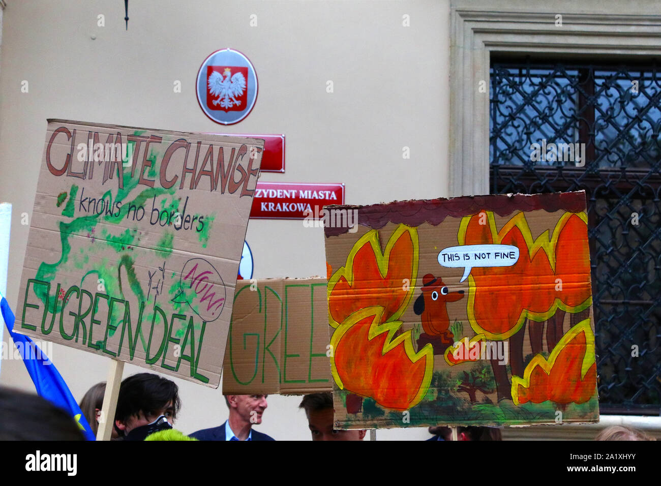 Des foules de poteaux traversé rues de la vieille ville de Cracovie, à une manifestation organisée dans le cadre du climat mondial grève, Cracovie le 27 septembre 2019 en Banque D'Images