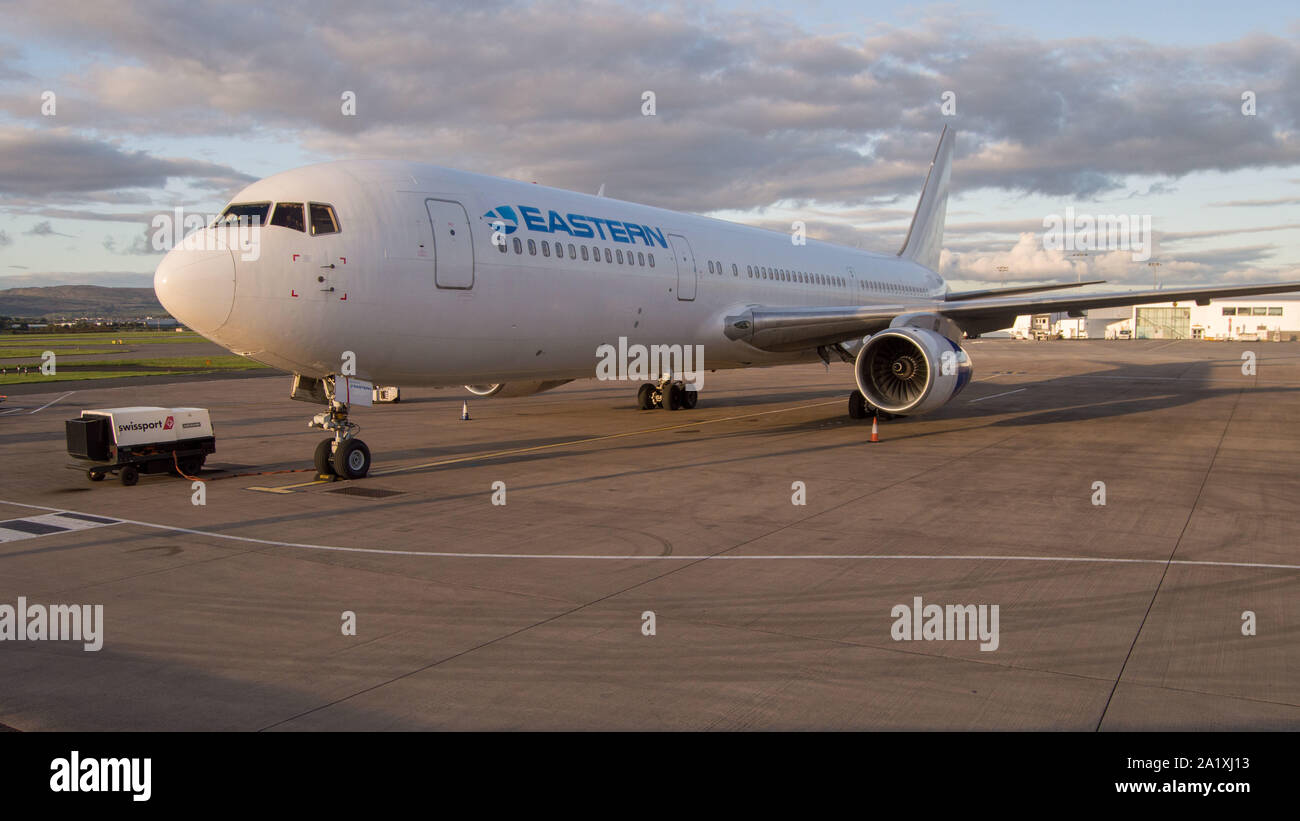 Glasgow, Royaume-Uni. 28 septembre 2019. Sur la photo : Boeing 767-300 de l'est l'aire d'atterrissage juste après. À la suite de l'effondrement immédiat de l'agence de voyage Thomas Cook, l'opération Matterhorn est toujours plein à l'aéroport de Glasgow. La prise de mise en fourrière et Thomas Cook avions ont été transférés dans un quartier calme de l'aérodrome pour faire place à la grande flotte corps nécessaires pour l'opération Matterhorn. Colin Fisher/CDFIMAGES.COM Banque D'Images