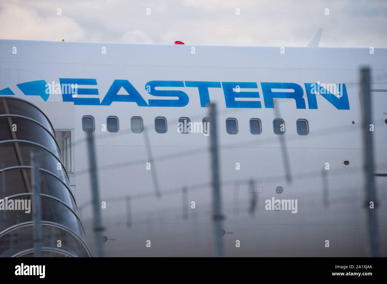 Glasgow, Royaume-Uni. 28 septembre 2019. Sur la photo : Boeing 767-300 de l'est l'aire d'atterrissage juste après. À la suite de l'effondrement immédiat de l'agence de voyage Thomas Cook, l'opération Matterhorn est toujours plein à l'aéroport de Glasgow. La prise de mise en fourrière et Thomas Cook avions ont été transférés dans un quartier calme de l'aérodrome pour faire place à la grande flotte corps nécessaires pour l'opération Matterhorn. Colin Fisher/CDFIMAGES.COM Banque D'Images