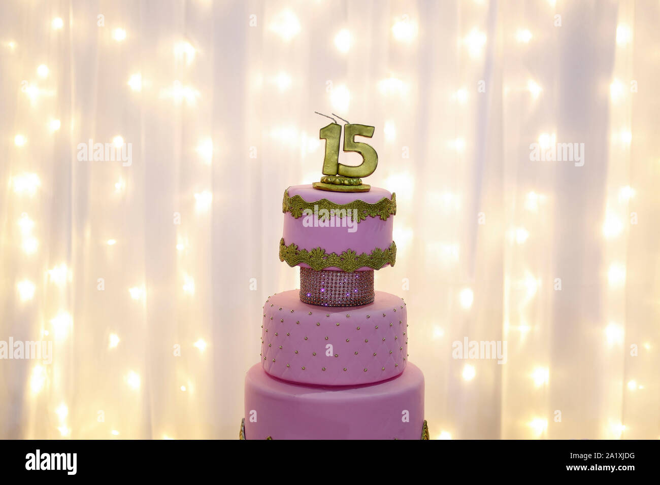 Parti rose, gâteau de 15e anniversaire, avec nombre d'or 15, rose, gâteau gâteau d'anniversaire 15 ans Banque D'Images