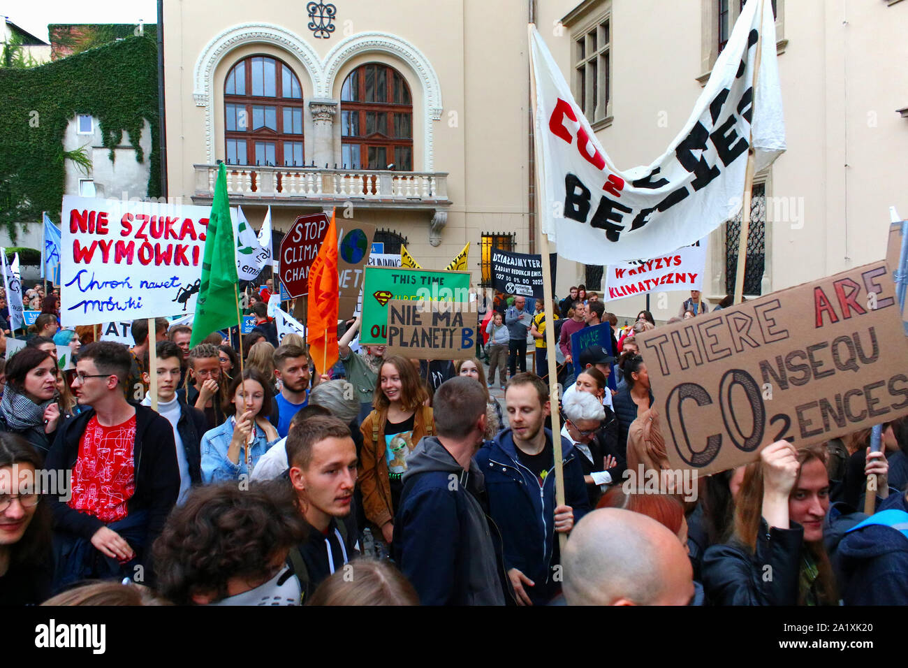 Des foules de poteaux traversé rues de la vieille ville de Cracovie, à une manifestation organisée dans le cadre du climat mondial grève, Cracovie le 27 septembre 2019 en Banque D'Images