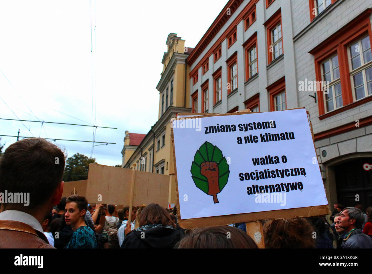 Des foules de poteaux traversé rues de la vieille ville de Cracovie, à une manifestation organisée dans le cadre du climat mondial grève, Cracovie le 27 septembre 2019 en Banque D'Images