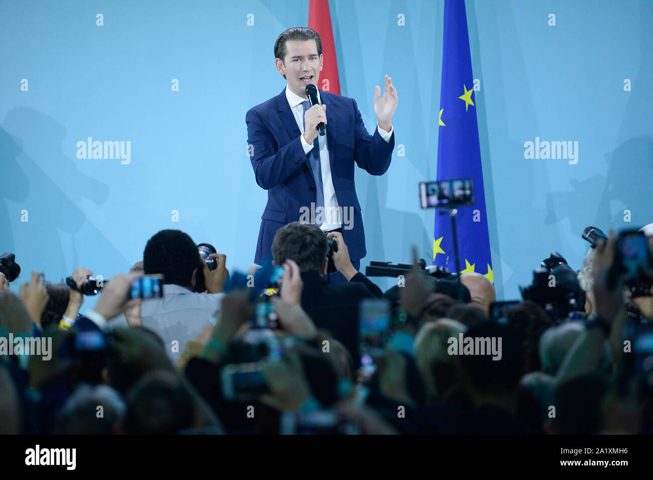 Le chef du parti populaire autrichien, Sebastian Kurz célèbre le premier pool résultats pour le jonc d'élections parlementaires. La première poule résultats ont donné 36  % pour le parti populaire autrichien, d'être loin devant les autres partis. Banque D'Images