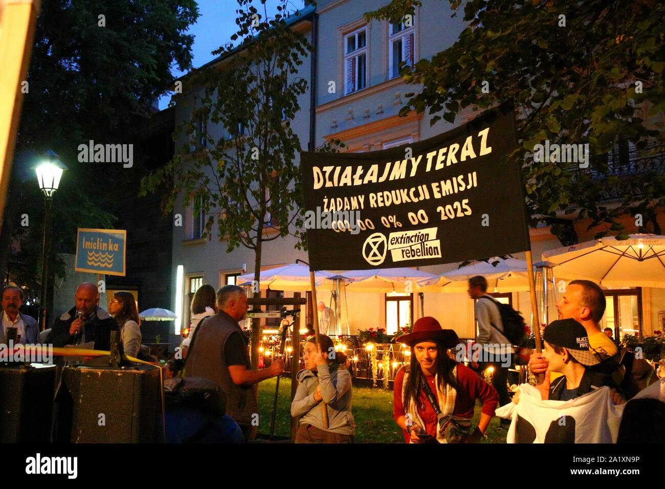 Des foules de poteaux traversé rues de la vieille ville de Cracovie, à une manifestation organisée dans le cadre du climat mondial grève, Cracovie le 27 septembre 2019 en Banque D'Images