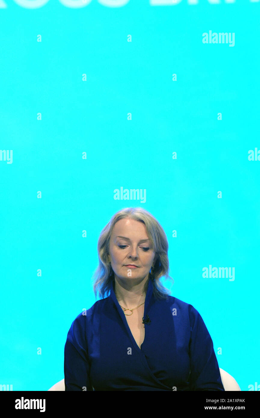 Manchester, Angleterre. 29 Septembre, 2019 Elizabeth Truss, député, secrétaire d'État chargé du Commerce international et président de la Chambre de commerce, de l'écoute d'un discours à la première journée du congrès du parti conservateur à la Manchester Central Convention Complex. Kevin Hayes/Alamy Live News Banque D'Images