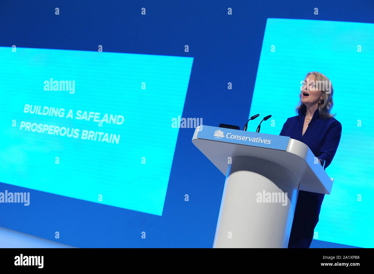 Manchester, Angleterre. 29 Septembre, 2019 Elizabeth Truss, député, secrétaire d'État chargé du Commerce international et président de la Chambre de commerce, offre son discours de conférence, le premier jour du congrès du parti conservateur à la Manchester Central Convention Complex. Kevin Hayes/Alamy Live News Banque D'Images
