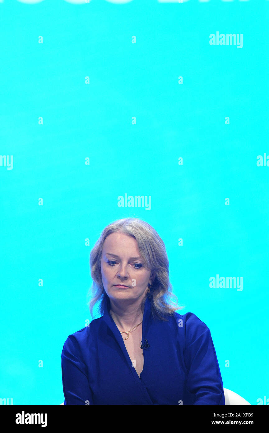 Manchester, Angleterre. 29 Septembre, 2019 Elizabeth Truss, député, secrétaire d'État chargé du Commerce international et président de la Chambre de commerce, de l'écoute d'un discours à la première journée du congrès du parti conservateur à la Manchester Central Convention Complex. Kevin Hayes/Alamy Live News Banque D'Images