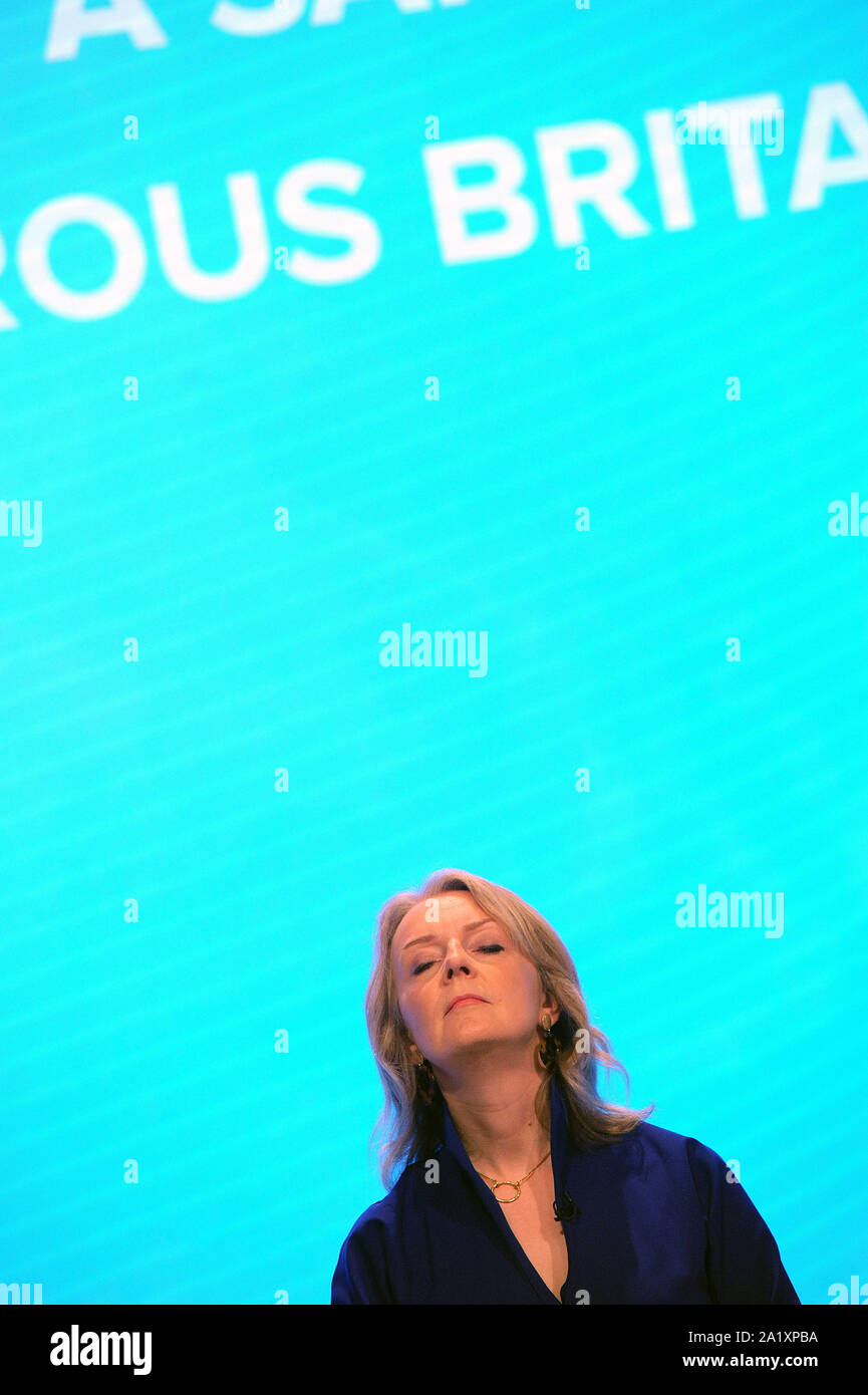 Manchester, Angleterre. 29 Septembre, 2019 Elizabeth Truss, député, secrétaire d'État chargé du Commerce international et président de la Chambre de commerce, de l'écoute d'un discours à la première journée du congrès du parti conservateur à la Manchester Central Convention Complex. Kevin Hayes/Alamy Live News Banque D'Images