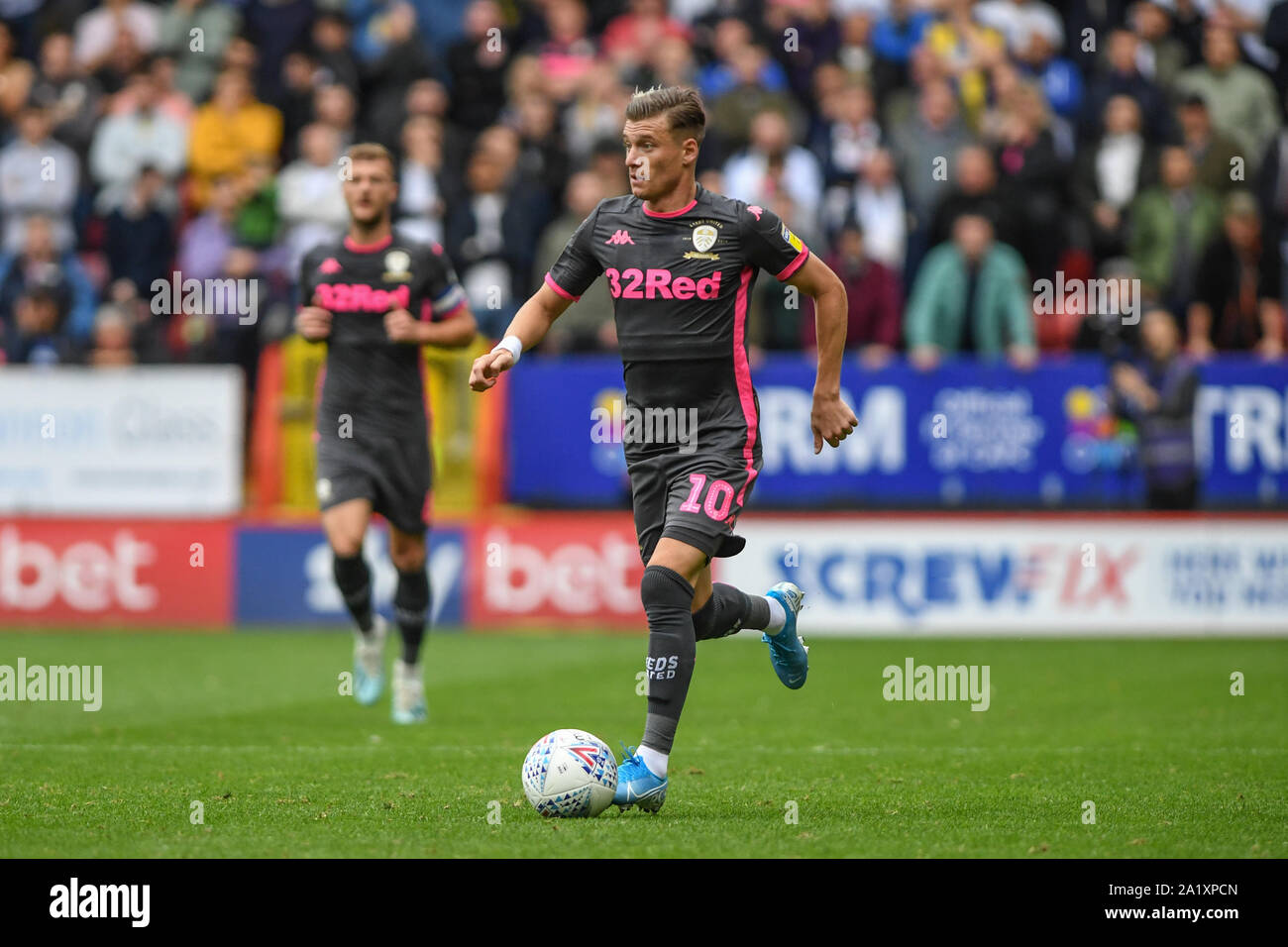 28 septembre 2019, la Vallée, Charlton, Angleterre ; Sky Bet Championship, Charlton vs Leeds United ; Ezgjan Alioski (10) de Leeds United avec la balle Crédit : Phil Westlake/News Images Banque D'Images