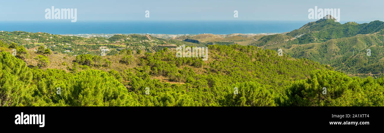 Vue panoramique en Andalousie avec des montagnes et de la célèbre Costa del Sol. L'Espagne. Banque D'Images