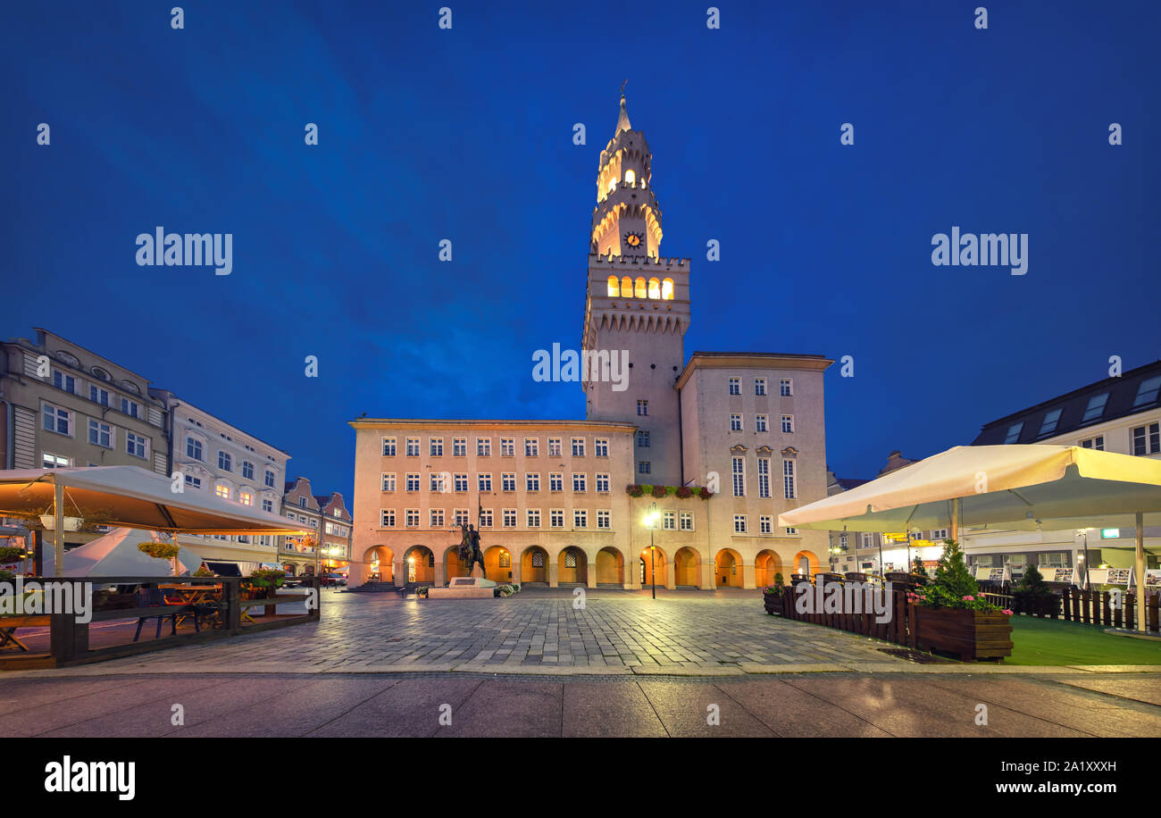 Opole, Pologne. Vue de la place Rynek avec la construction de l'hôtel de ville au crépuscule Banque D'Images