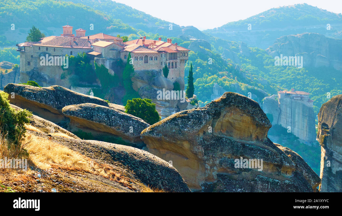 Vue panoramique sur les météores avec Varlaam monastère sur le haut de rock le matin, Grèce - paysage grec Banque D'Images