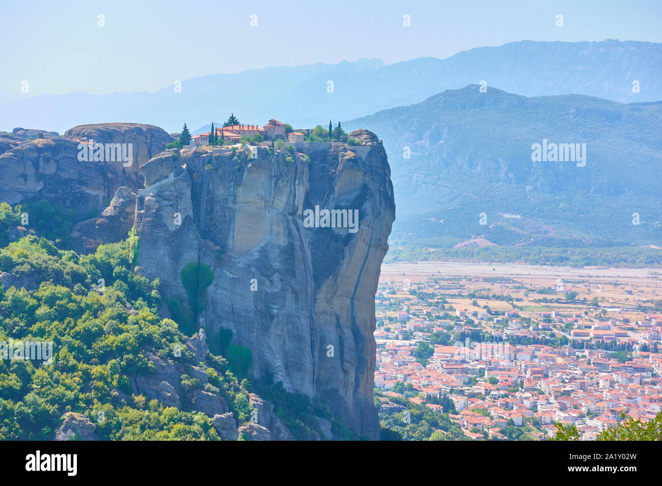 Le monastère de la Sainte Trinité en haut de falaise en Meteora Kalabaka et ville au pied des rochers, Thessalie, Grèce - paysage grec Banque D'Images