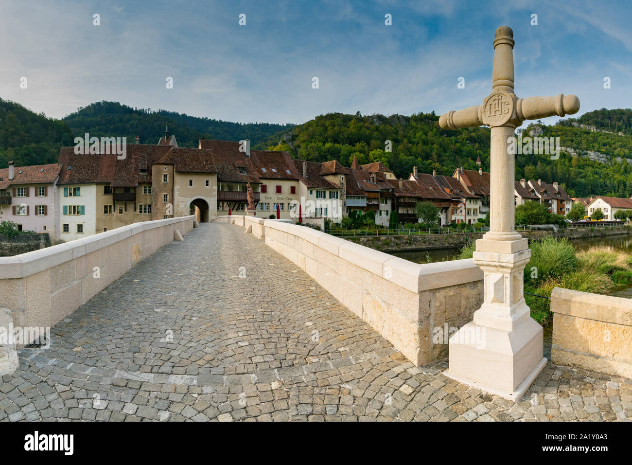 Saint-Ursanne, Jura / Suisse - 27 août 2019 : pont de pierre historique conduit à la porte et pittoresque village de Saint-Ursanne Banque D'Images