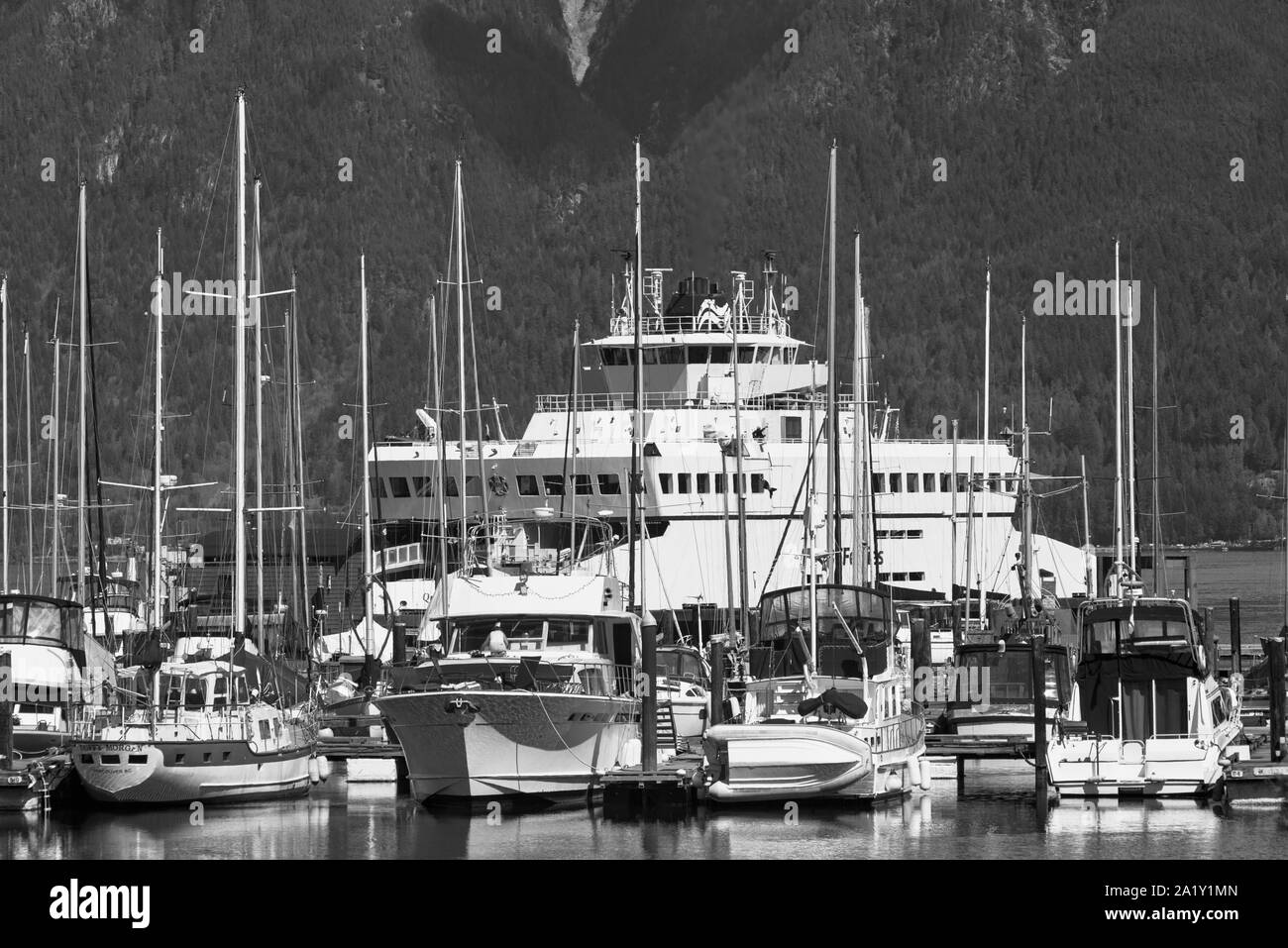 Plage rocheuse de soleil le long de la côte Pacifique du nord-ouest de l'île de Bowen à Howe Sound avec de spectaculaires vues sur le phare de l'ensemble juste au large de la côte de Vancouver BC Banque D'Images