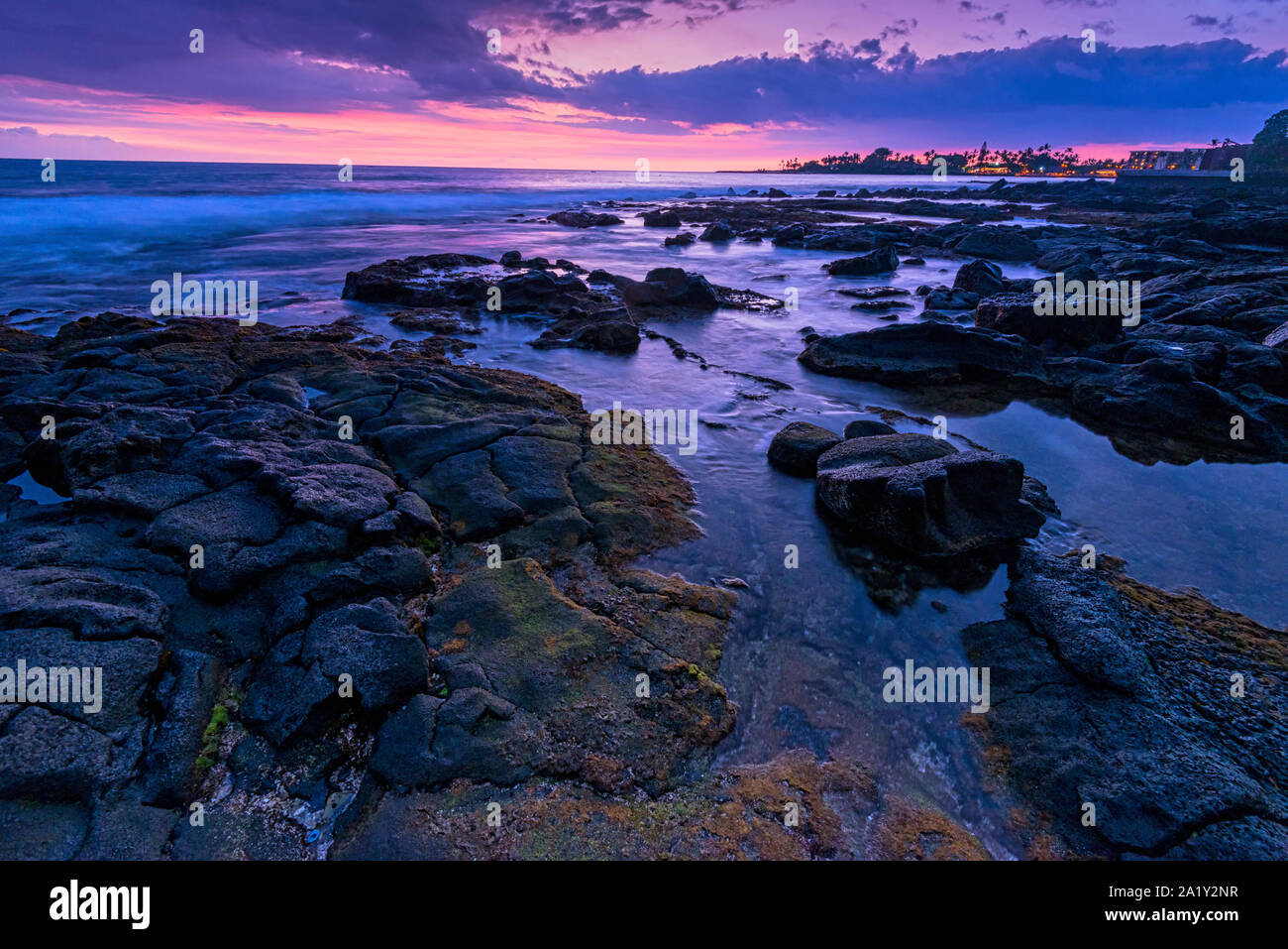 Les beaux paysages pittoresques de la Grande Île d'Hawaï, avec le coucher du soleil, plages, vapeur volcanique palmiers tropicaux et magma. Banque D'Images