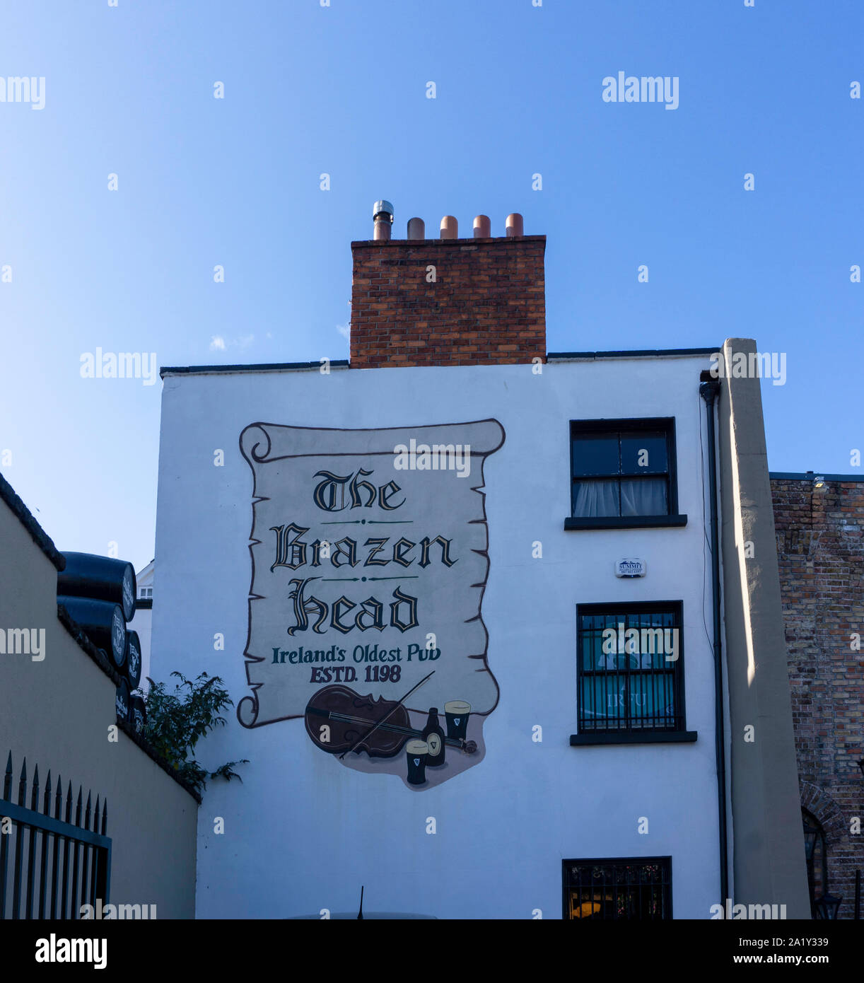 Le signe sur l'insolente Head Pub, Dublin, Irlande, proclamant fièrement sa lignée retour à 1198, comme le plus vieux pub d'Irlande. Banque D'Images