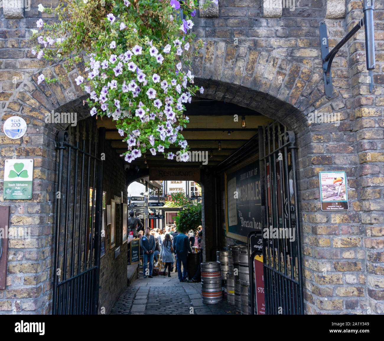 L'entrée de la cour intérieure de l'insolente Head pub dans Bridge Street, Dublin. Le plus vieux pub d'Irlande. Banque D'Images