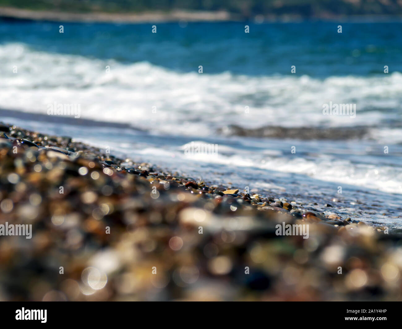 Modèle avec la mer turquoise des pierres sur la plage pour la conception. Beau fond de gravier. La texture de la pierre. L'eau de mer Horizon Paysage. Pour l'image, de bureau d'écran, bannière. L'espace de copie, selective focus Banque D'Images