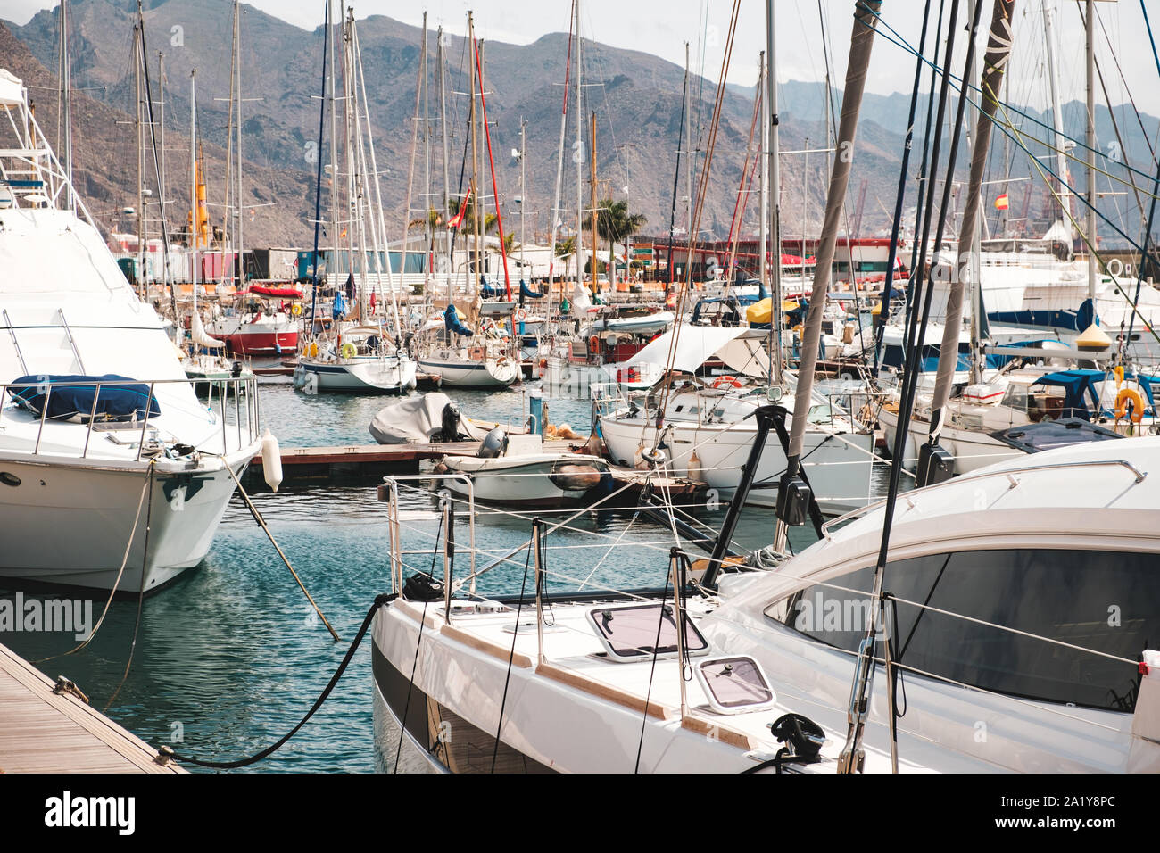 Tenerife, Espagne - Août, 2019 : Bateaux à voile, bateaux à moteur et des yachts dans le port de plaisance de Santa Cruz de Tenerife Banque D'Images