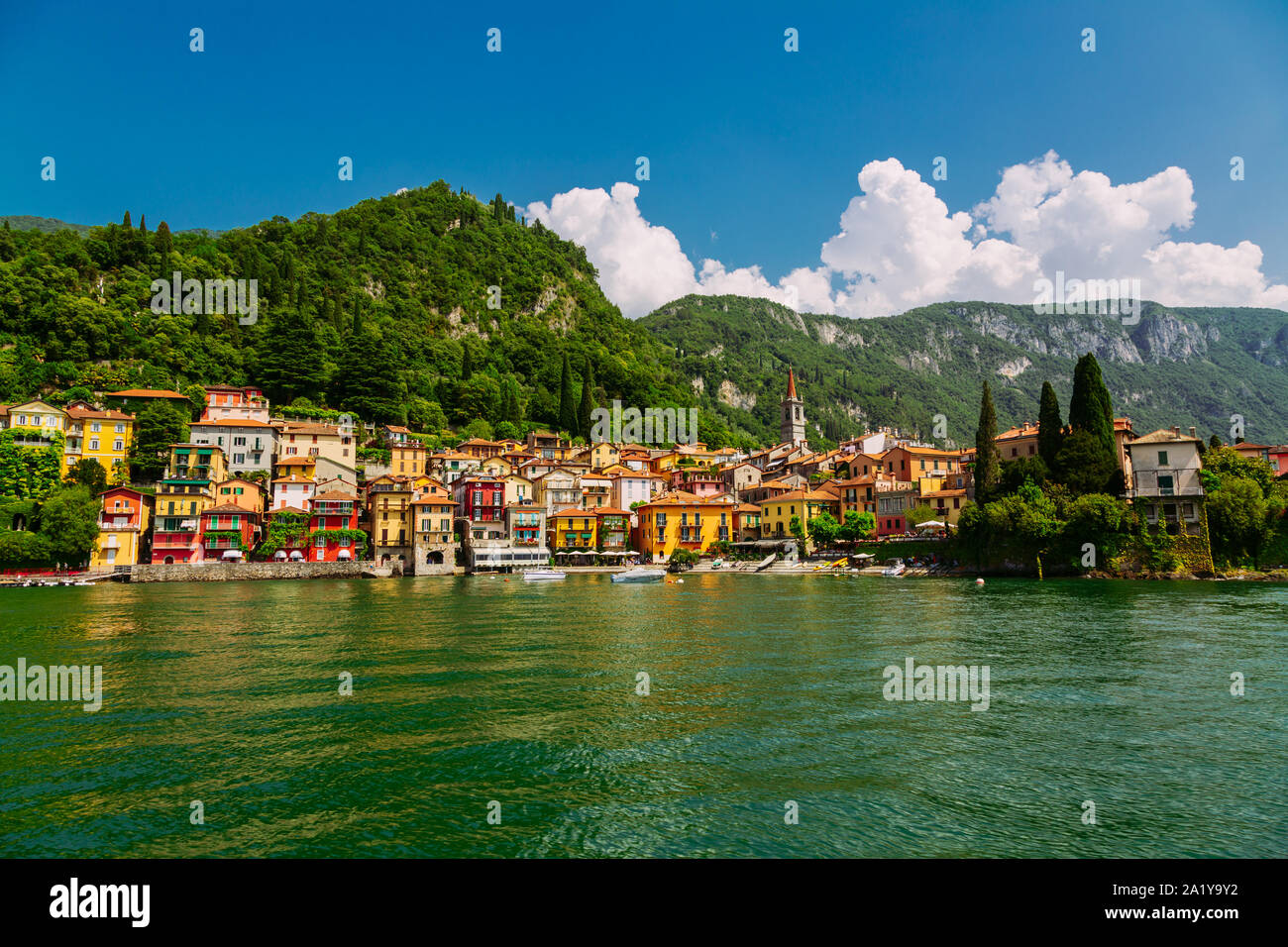 Ville de Varenna colorés vu du Lac de Côme, Lombardie, Italie Banque D'Images