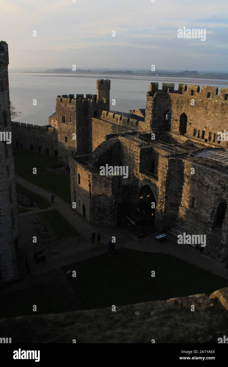 Château de Caernarfon avec toiles de coucher du soleil Banque D'Images