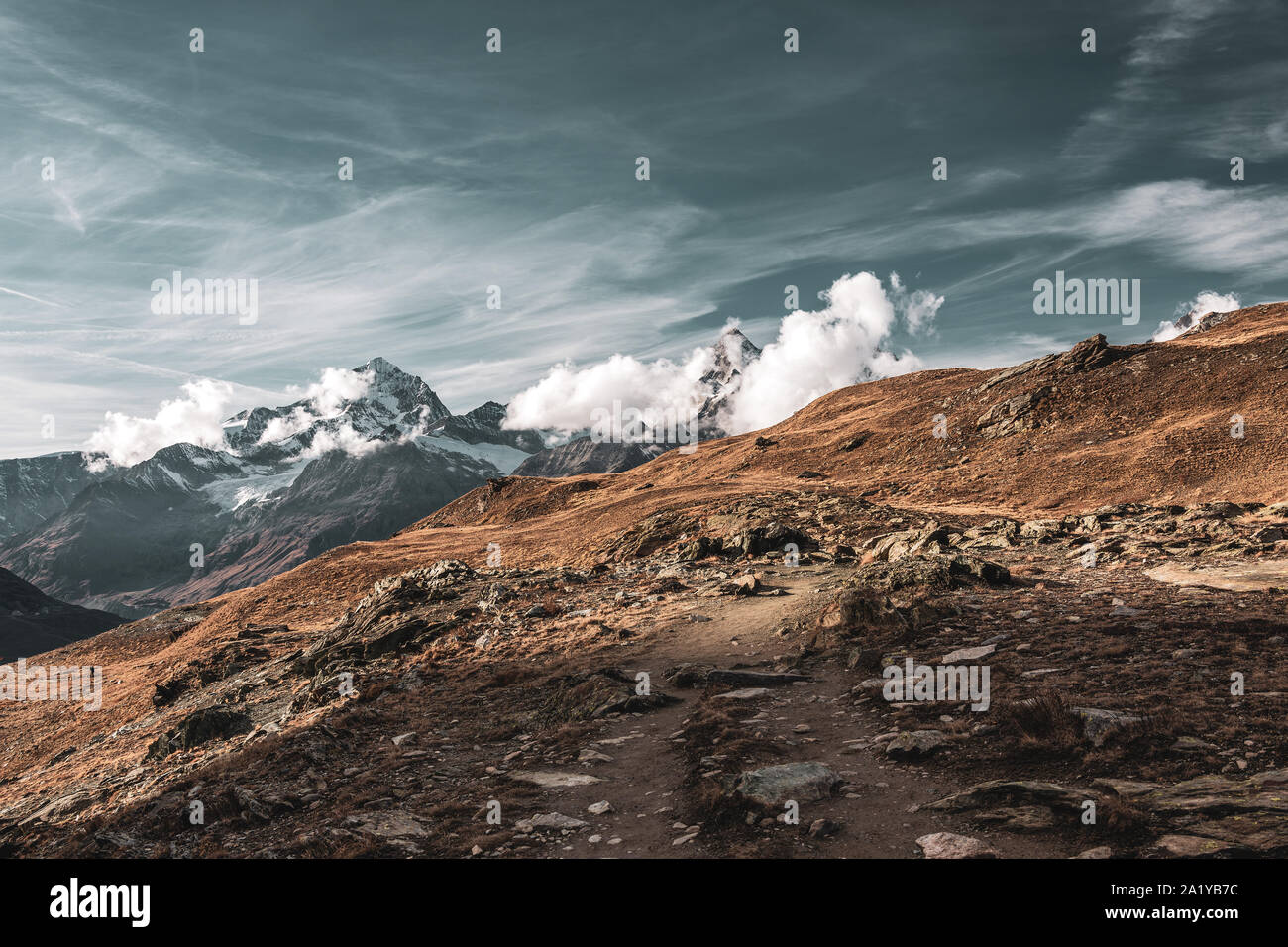 Vue panoramique de Matterhorn derrière les nuages Banque D'Images