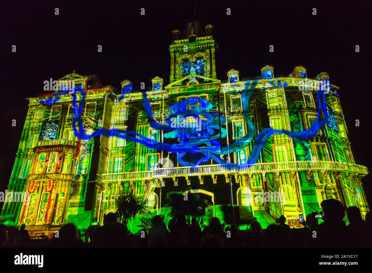 Bournemouth, Dorset, Royaume-Uni. 29 septembre 2019. Festival des arts de Bournemouth by the Sea avec le thème de l'esprit de cette année. A la fin du festival, la foule s'en sort pour voir l'hôtel d'illusions d'Illuminos. Le bâtiment de l'hôtel de ville prend vie grâce à la technologie de cartographie de projection qui ramène le public à l'ère victorienne avec la magie, la science et l'hypnose. Crédit : Carolyn Jenkins/Alay Live News Banque D'Images