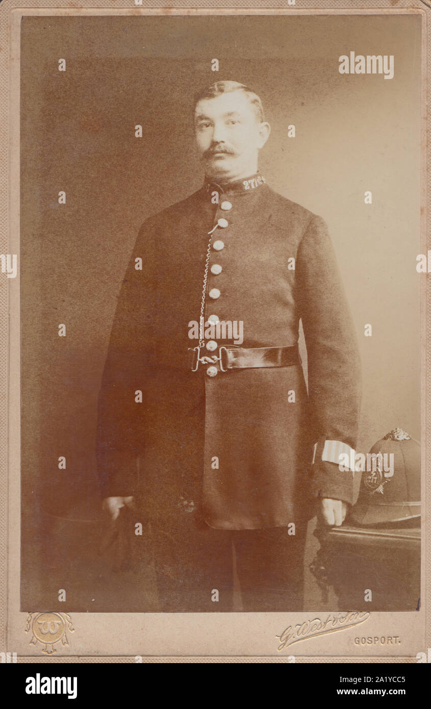 Gosport victorien, Hampshire Carte Cabinet montrant un policier britannique avec une moustache. No 277 col. Banque D'Images