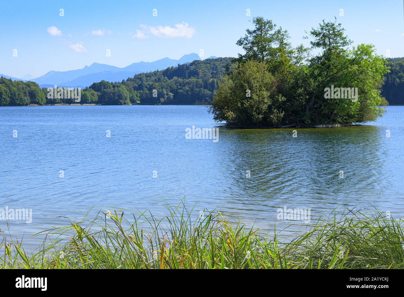 Vue pittoresque du petit lac avec des îlots boisés en Haute-bavière Banque D'Images