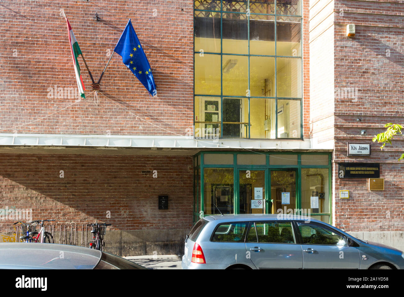 Entrée du bureau du gouvernement du comté de Gyor-Moson-Sopron Administration de l'assurance-pension et Administration nationale des impôts et des douanes Banque D'Images